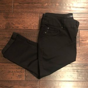 Torrid black jegging capri